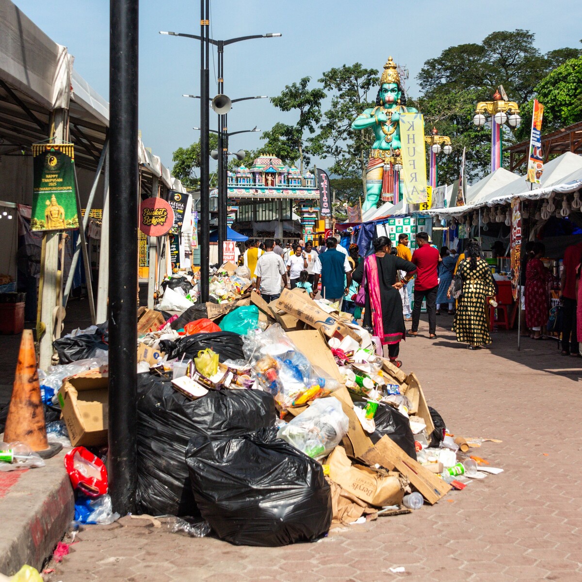 Торговая зона около пещер Бату. Тут можно купить еду - поесть прямо тут, или взять с собой. Но после проведения Тайпусама кругом горы мусора