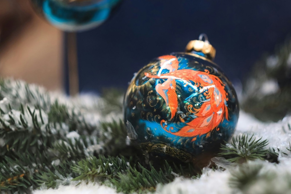 Расписные шары хочется медленно рассматривать под лупой, словно крошечные картины, смакуя каждую деталь