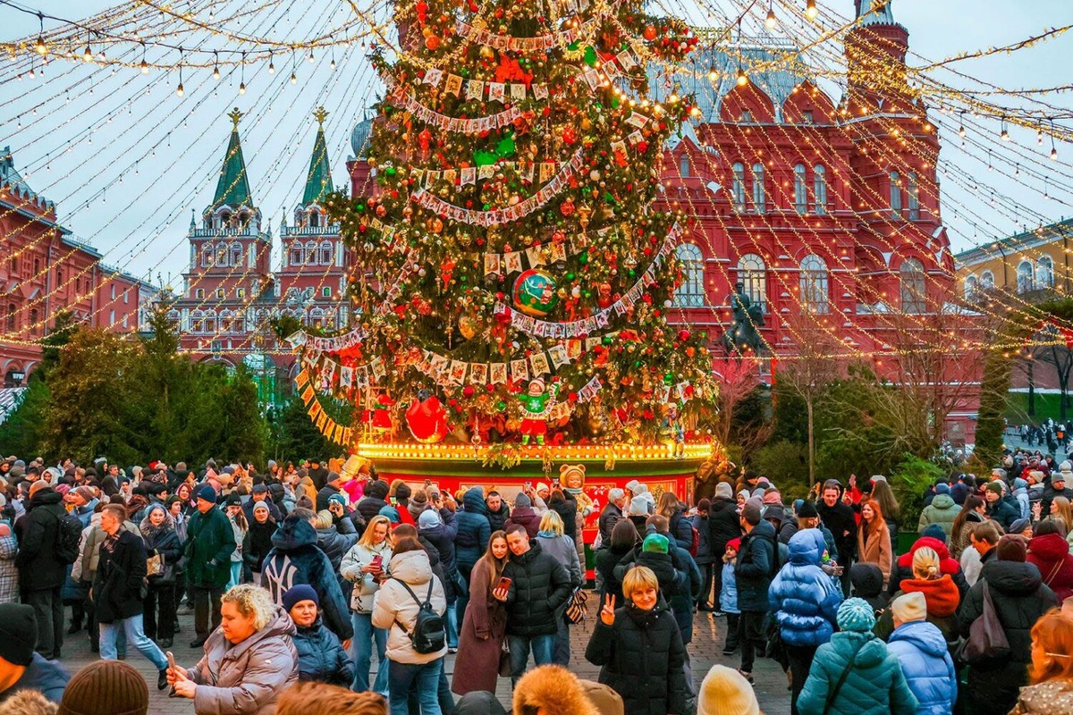 Фестиваль Путешествие в Рождество 2025-2026 стартовал в Москве с 12 декабря по 11 января: 35 площадок, бесплатные мастер-классы, ледовые шоу за 100₽, квесты и ярмарки. Куда идти и как сэкономить.