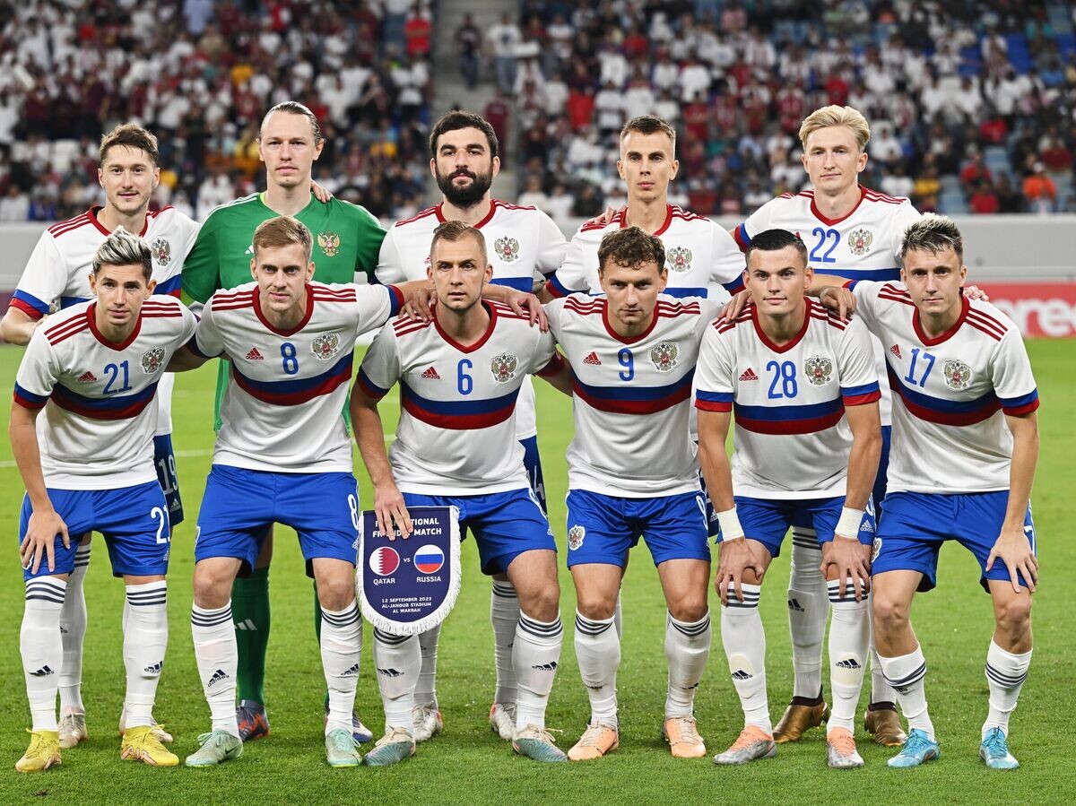    Сборная России по футболу перед матчем с Катаром. Первый ряд (слева направо): Антон Зиньковский, Даниил Фомин, Дмитрий Баринов, Фёдор Чалов, Сергей Волков и Александр Головин; второй ряд (слева направо): Артём Макарчук, Матвей Сафонов, Георгий Джикия, Артём Макарчук, Руслан Литвинов. | © РИА Новости / Григорий Сысоев