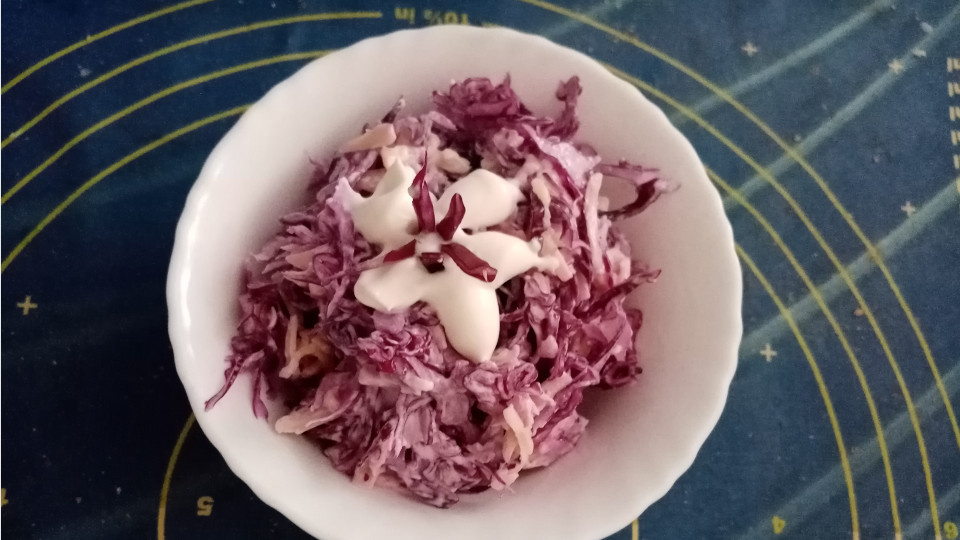 Салат из краснокочанной капусты с сыром и чесноком