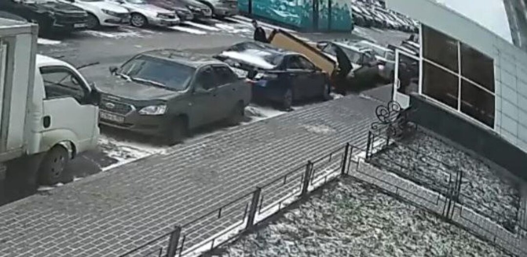 Диван уронили на автомобиль в воронежском дворе