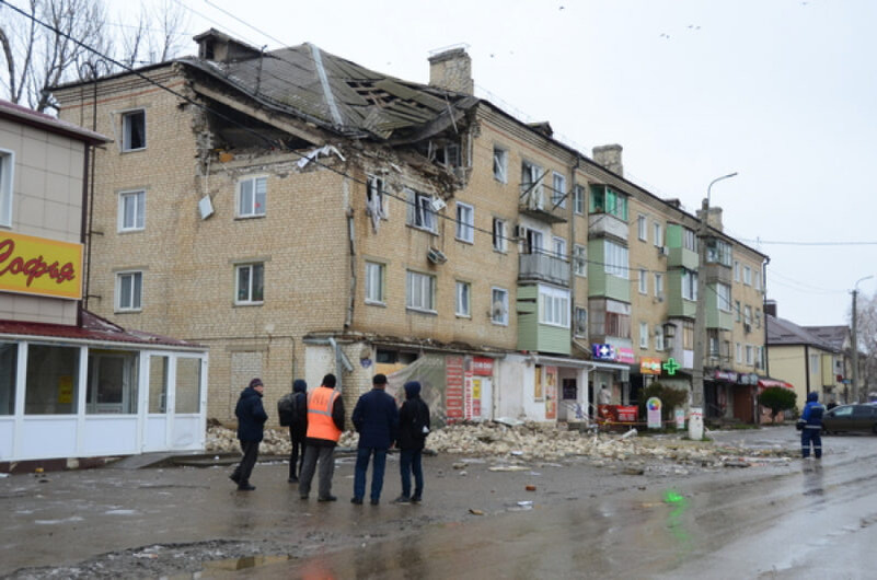   Дом в Петровом Вале после взрыва газа (фото пресс-службы администрации Камышинского района)