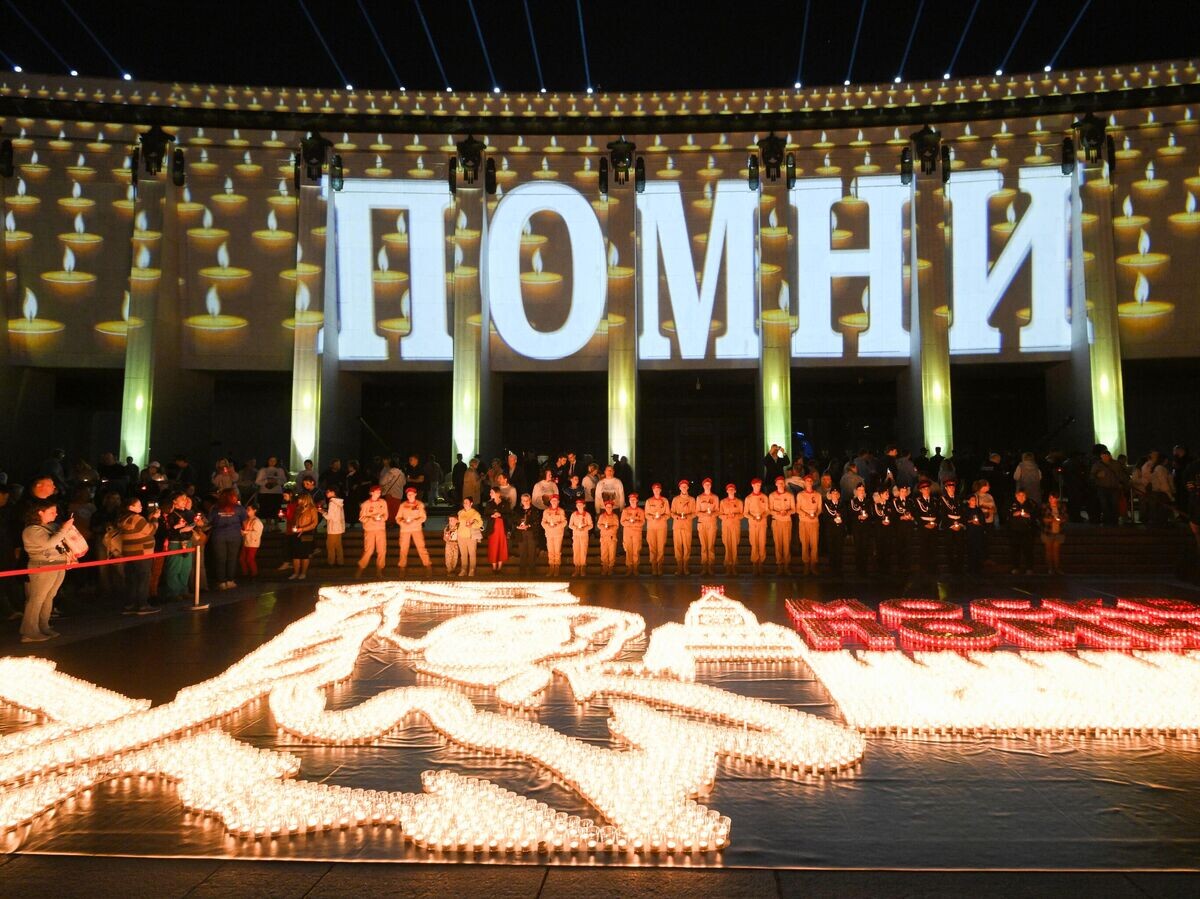    Участники всероссийской акции "Свеча памяти" на Поклонной горе в Москве, посвящённой 83-й годовщине начала Великой Отечественной войны | © РИА Новости / Максим Блинов