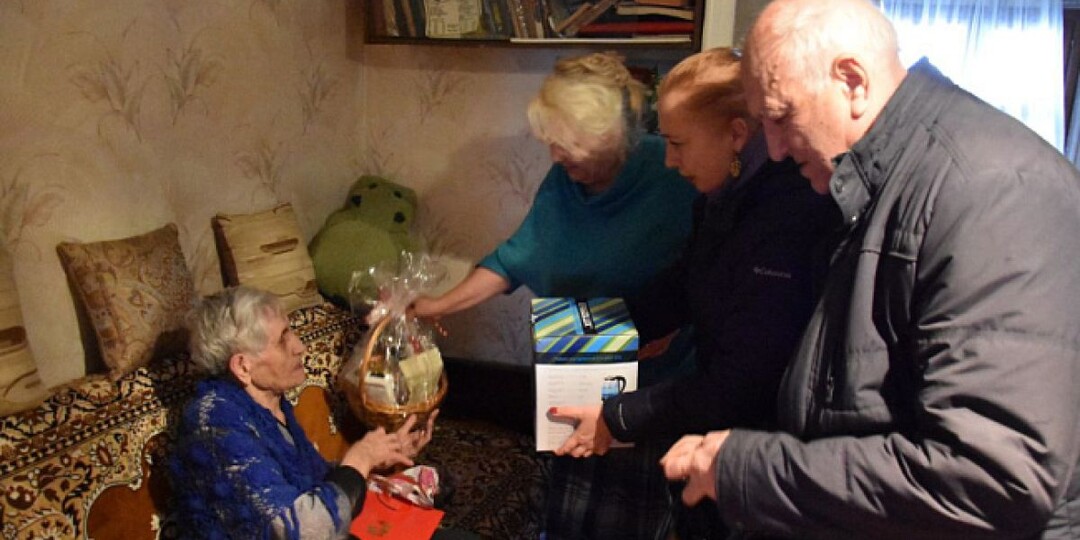 Воронежский депутат поздравил жительницу Сомова со 100-летним юбилеем