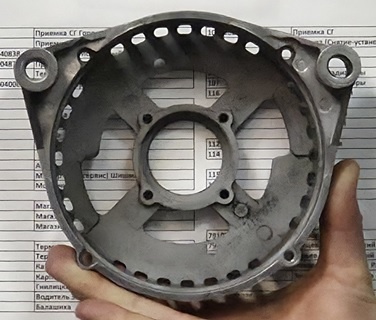 Оригинальная литая крышка — источник хронических проблем.