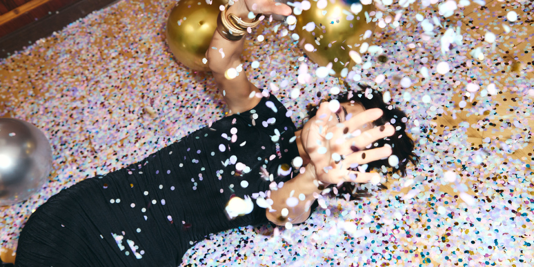 5 новогодних ритуалов: что надеть, как украсить стол и что положить в карман