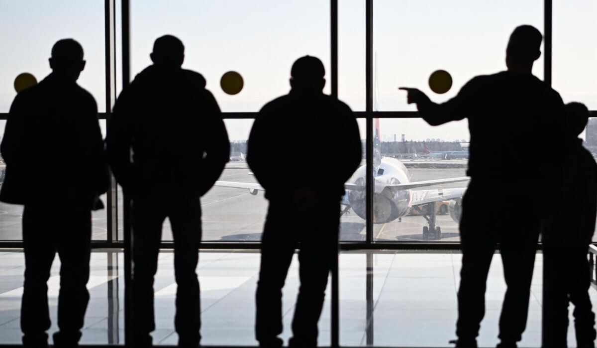     Пассажиры в аэропорту. Источник: © РИА Новости Автор фото: Павел Бедняков