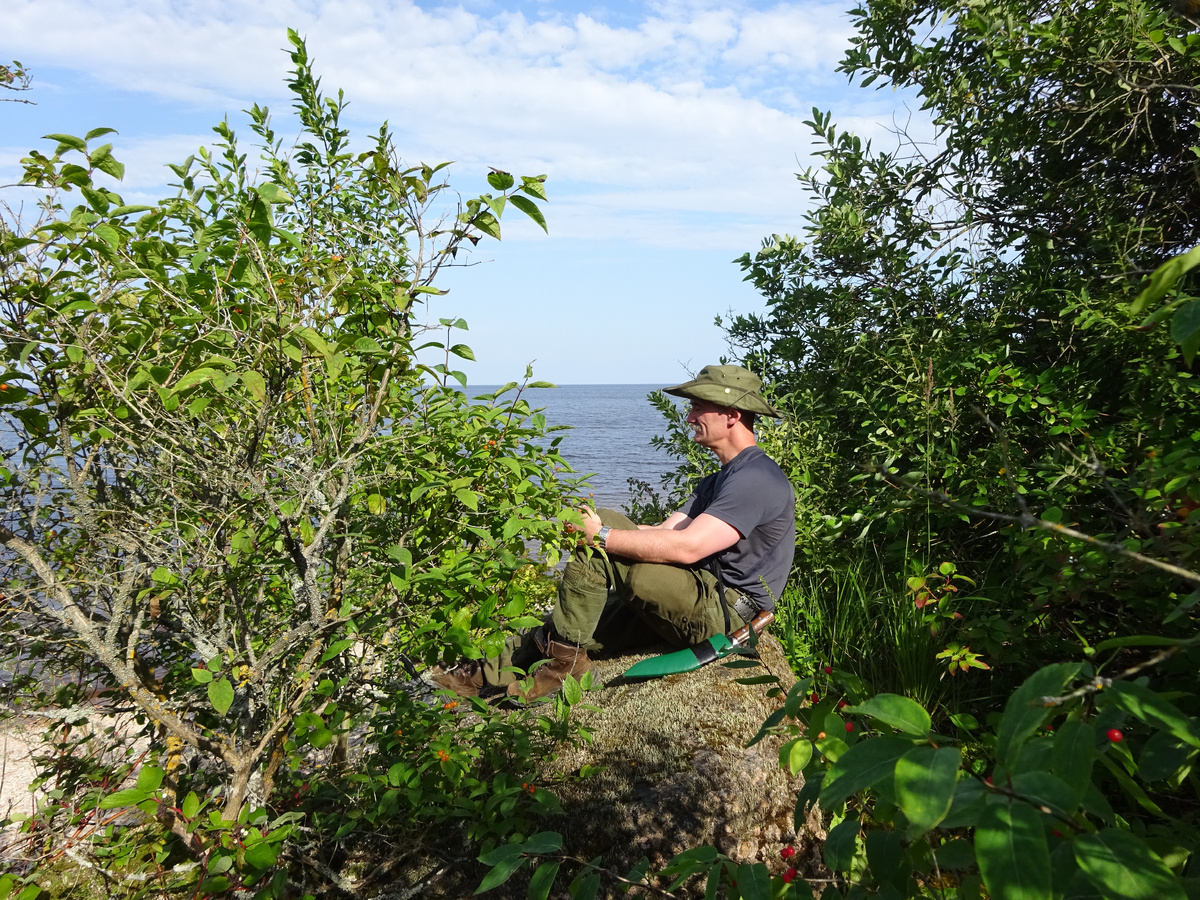 Кукри ещё в старых ножнах - лет 8 назад. На заднем плане не море... а Словенское море - Ильмень-озеро. Фото сделано другом.