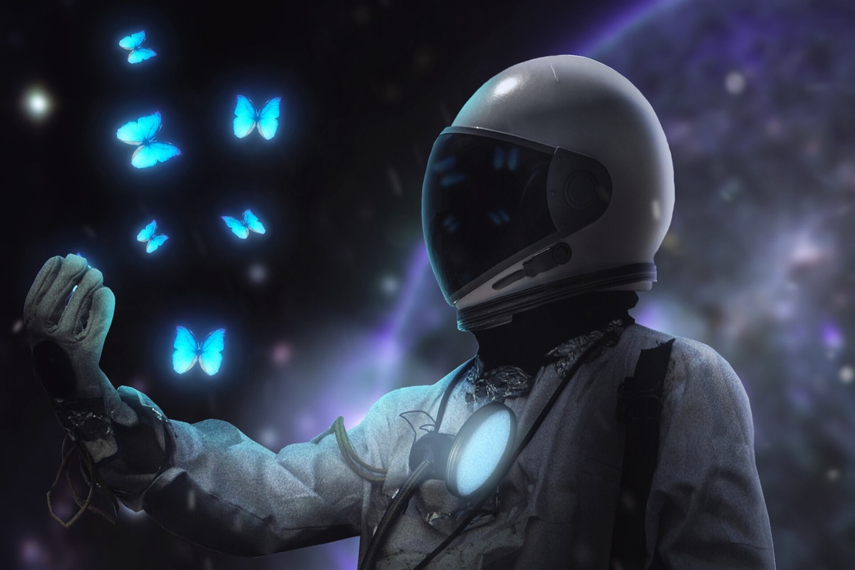 Астронавт и бабочки. Фото JdNova, 2022 г. 