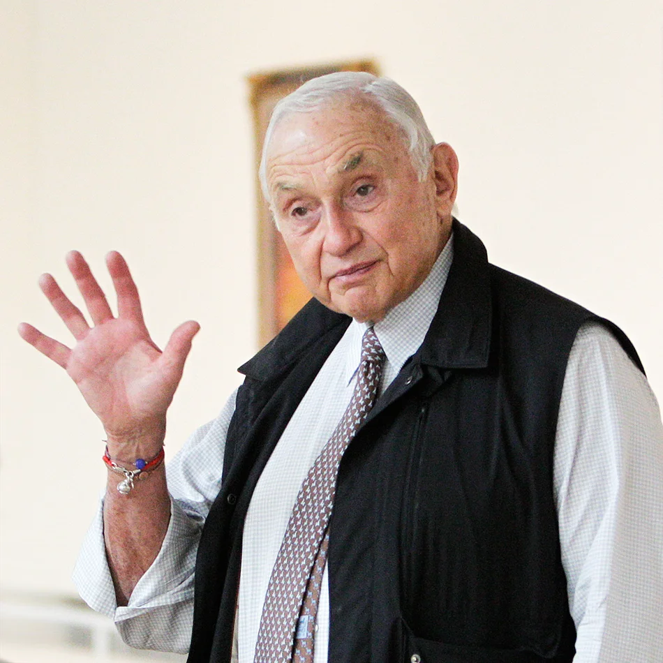 Рой Векснер — это Лесли Векснер, основатель сети спортивной одежды The Limited, который в 1982 году купил бренд Victoria's Secret у его основателя Роя Рэймонда.