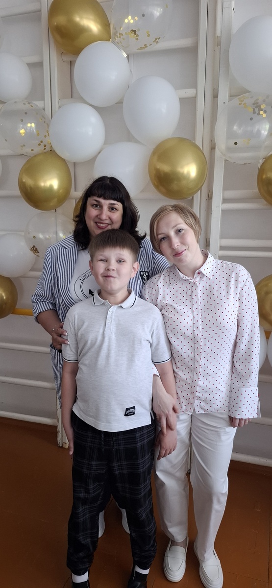 Ну мама же попросила сделать красивое фото с воспитателями, ну естественно надо по-кривляться!