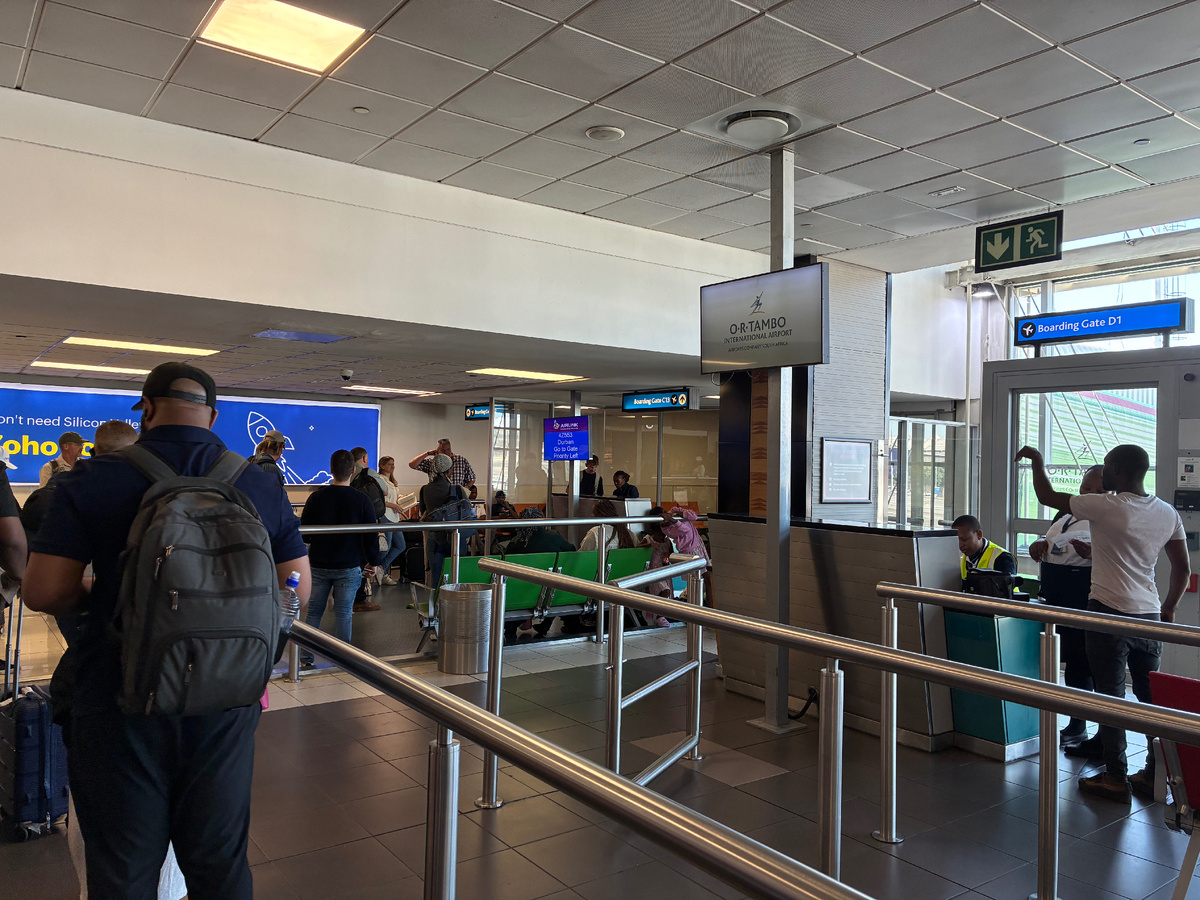 Стоим в очереди на посадку в самолет до Кейптауна. Фото из личного архива