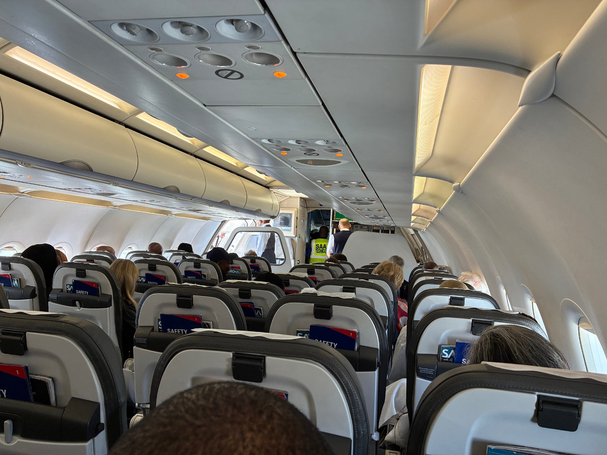 Из аэропорта Йоханнесбурга прибыли авиатехники и прошли в кабину пилотов. Фото из личного архива