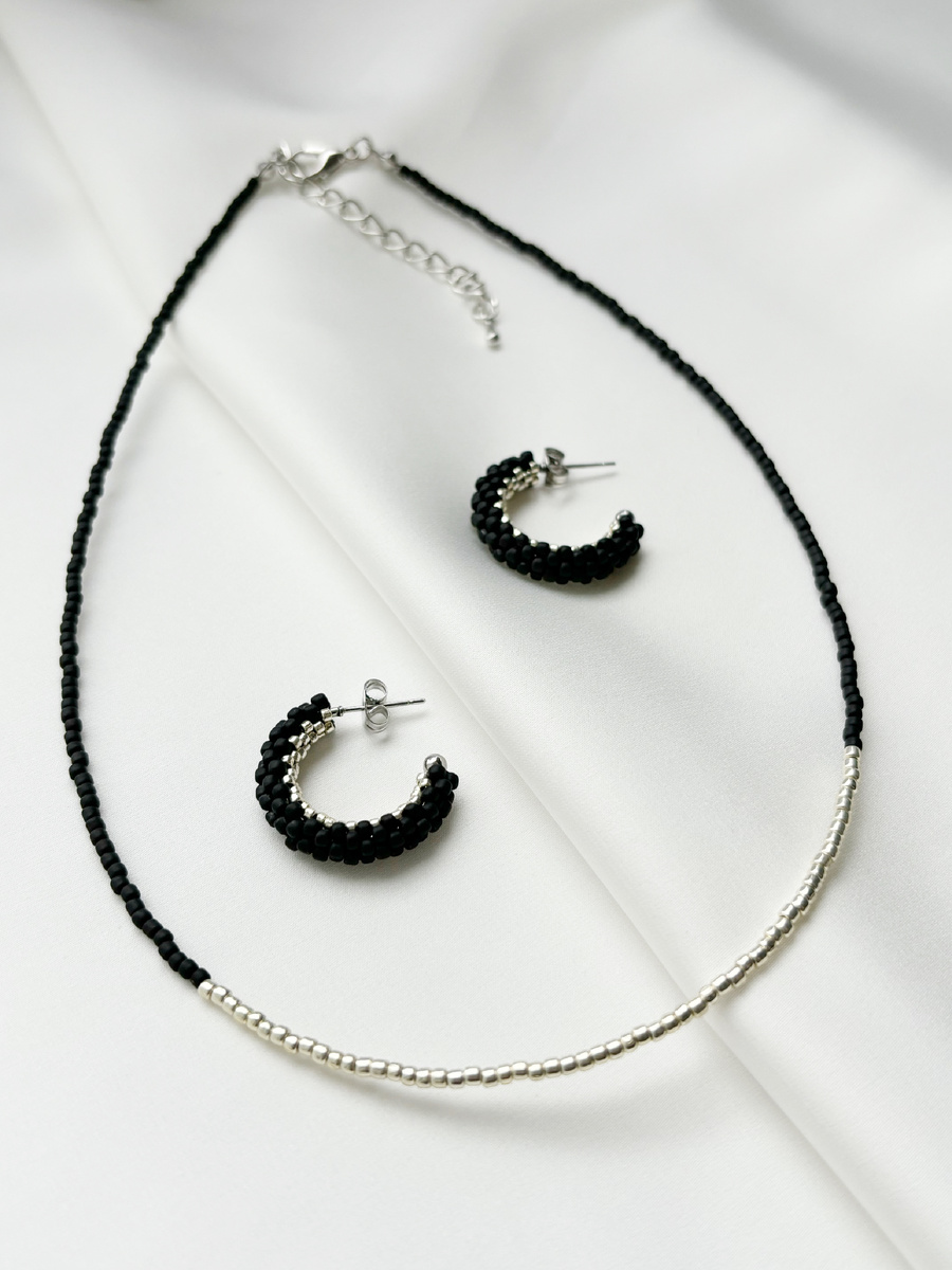 В набор входят чокер-нить и серьги, выполненные в едином стиле, что позволяет создать гармоничный и завершенный ансамбль.