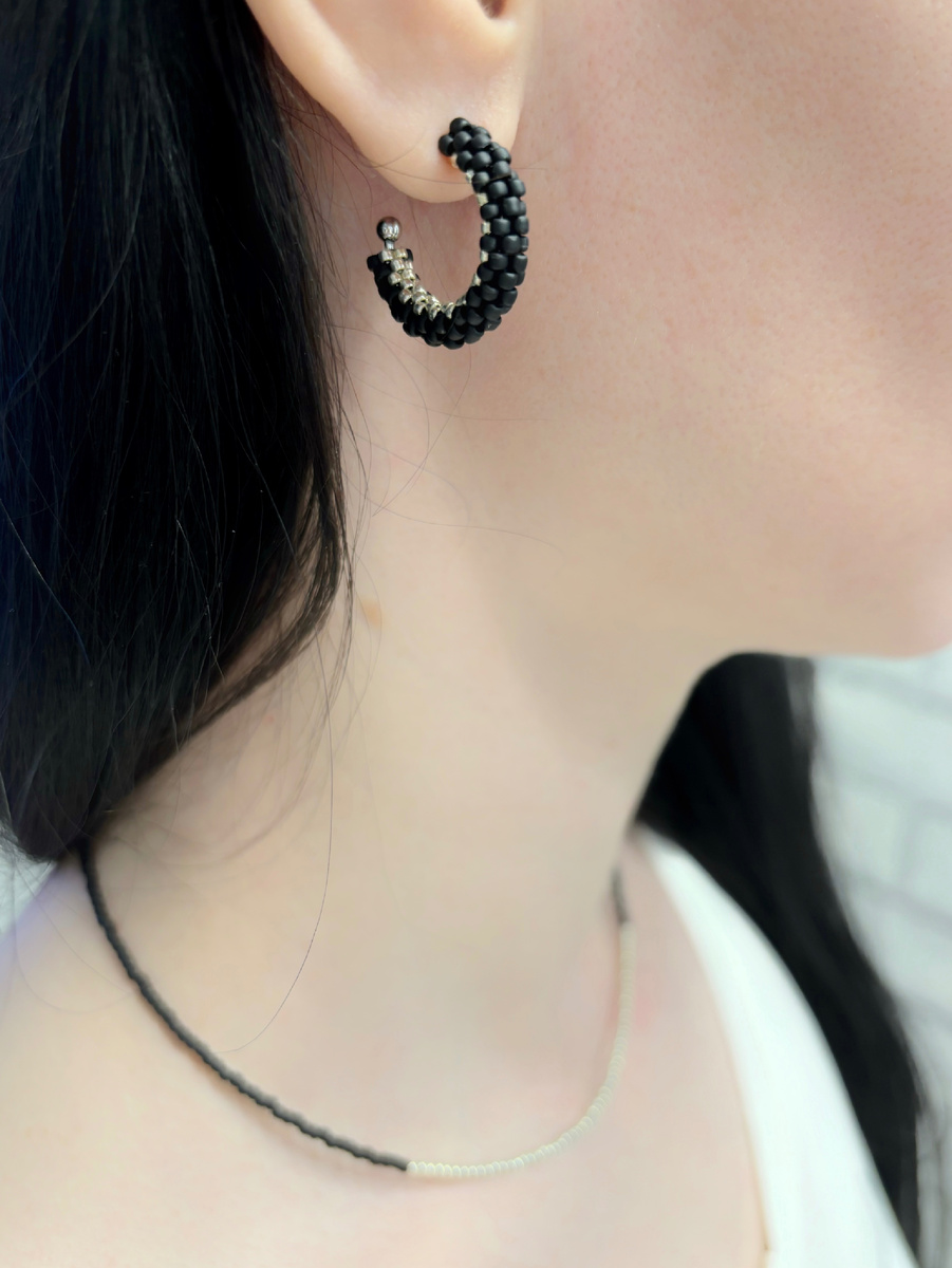 Все элементы комплекта гармонично дополняют друг друга, создавая целостный и запоминающийся образ.