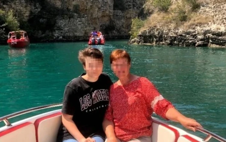 Женщина старалась много путешествовать с приемной дочкой. Фото: Личная страница героя публикации в соцсети.
