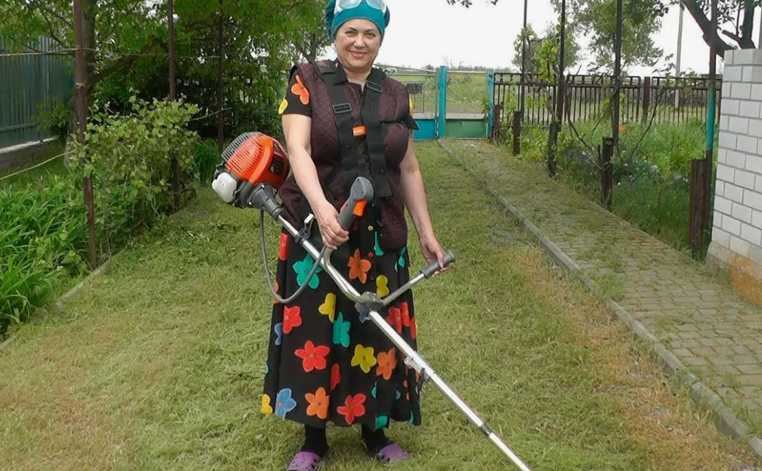 У нас даже многие женщины косят траву на своих участках!