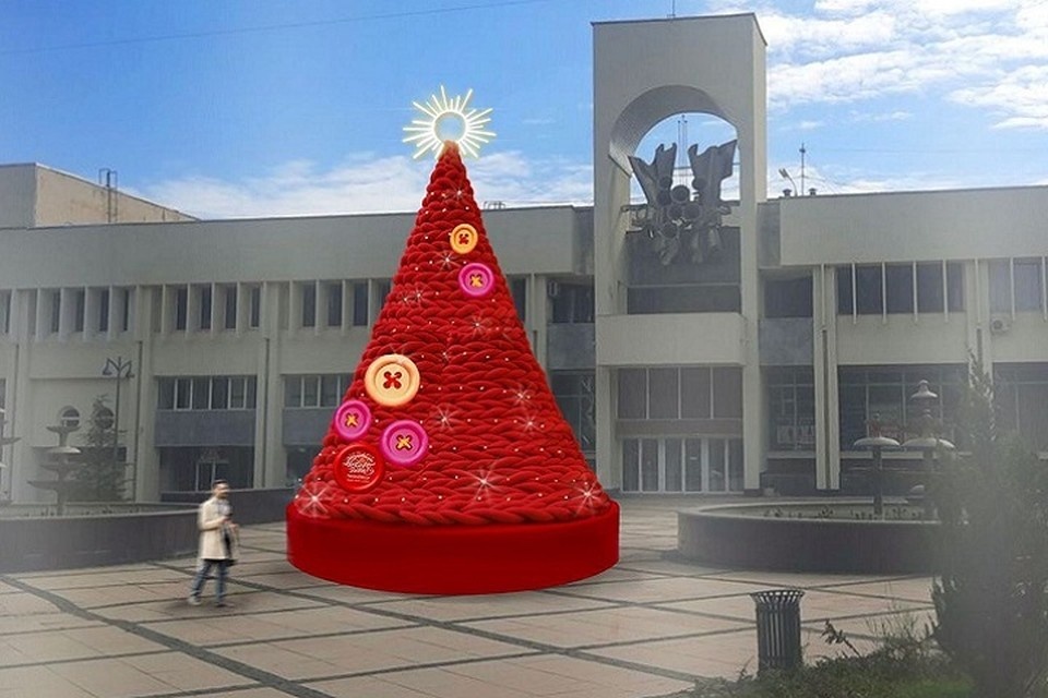    Елка из косичек украсит вход в ДК профсоюзов в Симферополе. Фото: Лилия Кутузоова