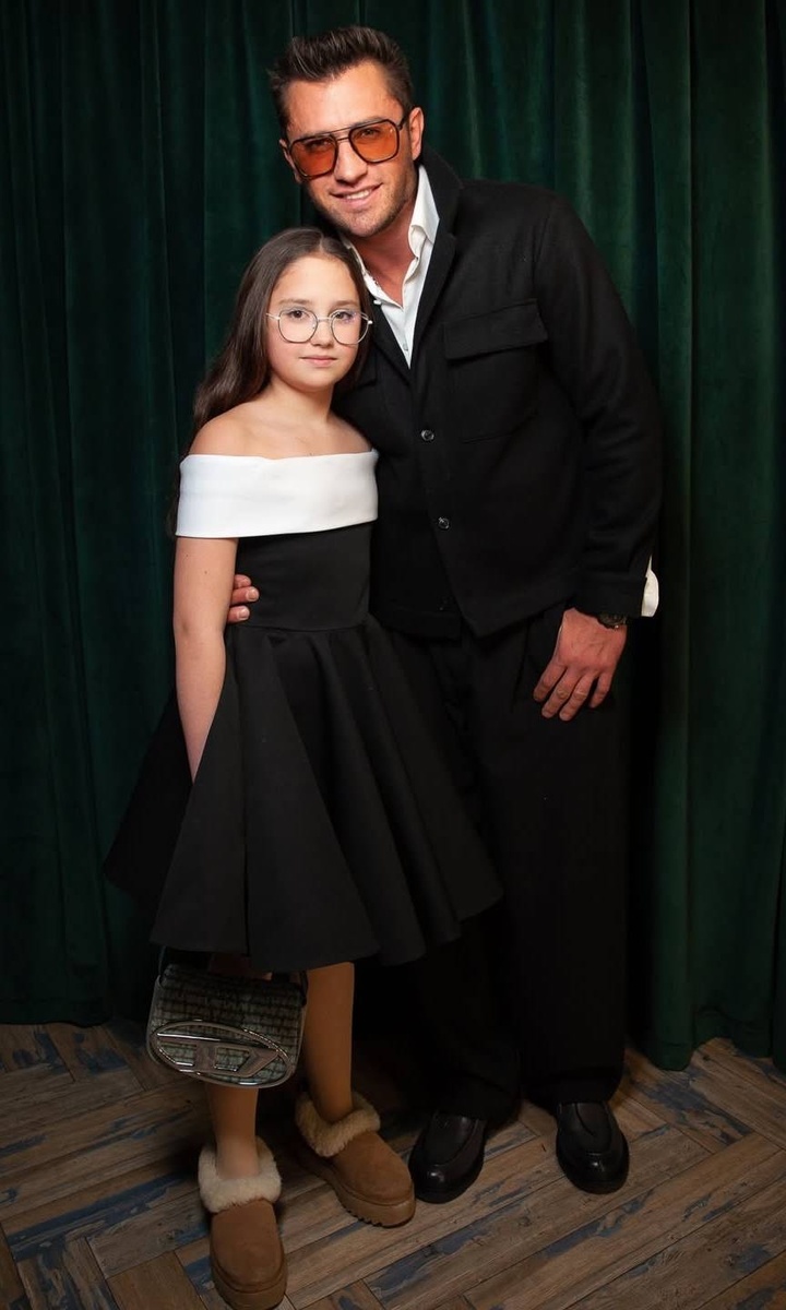    Павел Прилучный с дочерью Мией на премьереСоцсети Павла Прилучного