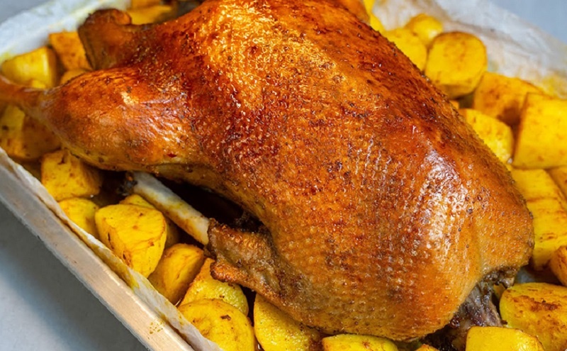 Запечённый гусь с апельсинами: как сделать праздник настоящим кулинарным событием