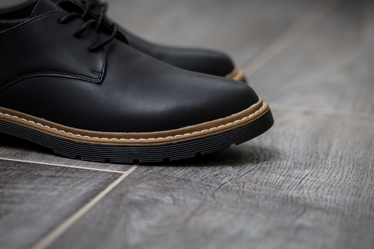 Крепкая прошитая подошва и качественный кожаный верх новых ботинок.