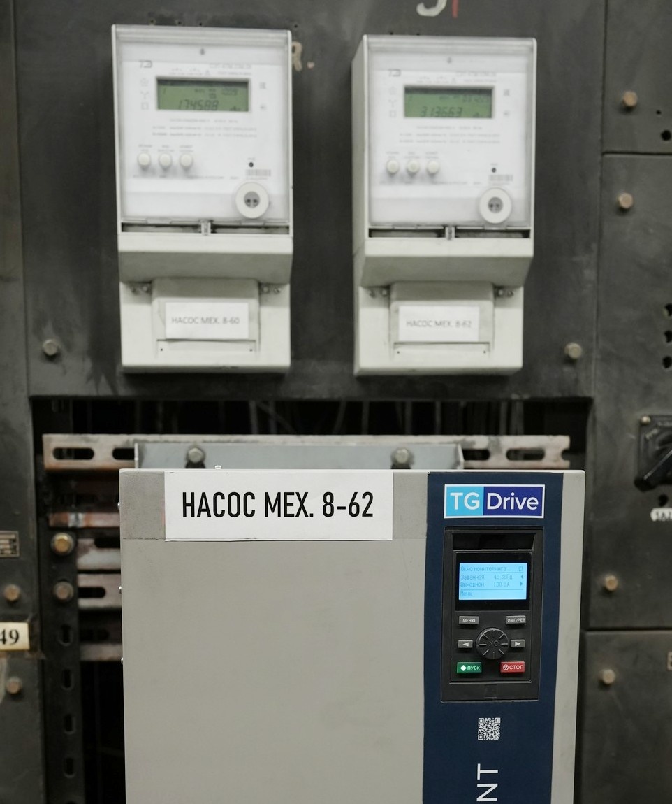 В схему управления одного из двигателей включили частотный преобразователь. Для контроля показателей установили счётчики электроэнергии: тот, что справа, фиксирует данные насоса с преобразователем, второй — показатели стандартного агрегата. Фото Александра Белашова / «Медиацентр»