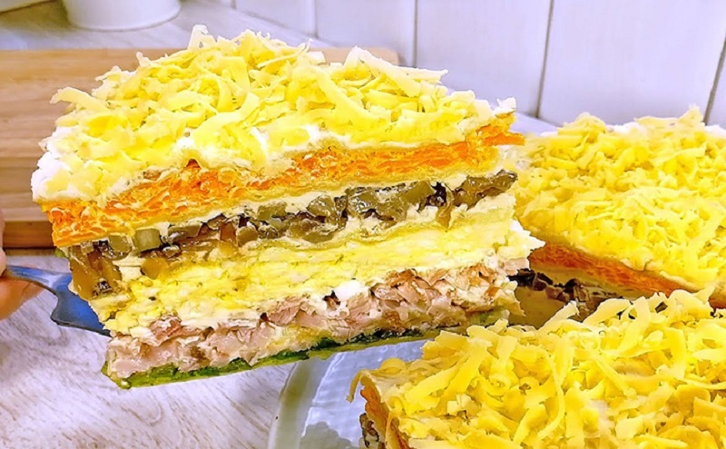 Новогодний салат-торт с курицей и грибами: яркое главное блюдо для вашего праздничного стола