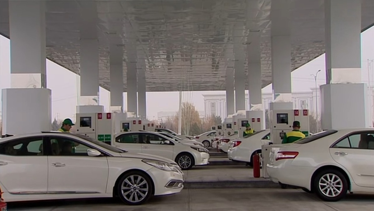 Новая автозаправочная станция в Ак бугдайском этрапе, Ахалский велаят, Туркменистан