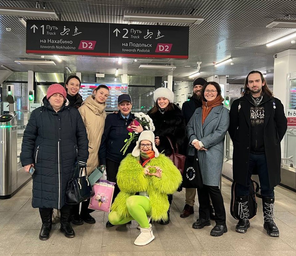    Инициативная группа поздравила контролера 12 декабря. В течение дня Нине Михайловне преподнесли еще несколько шоколадок и букетов неравнодушные. Фото: Соцсети