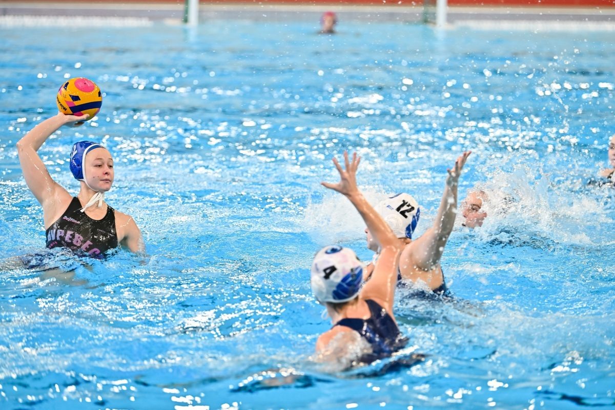    С атаками наших девчат ватерполистки \