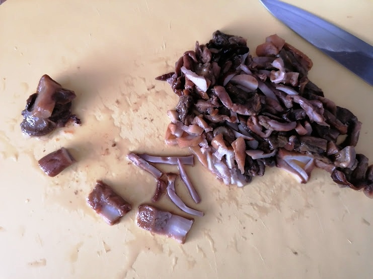 Порезать соломкой размороженные грибы — тот ещё квест:) Фото автора