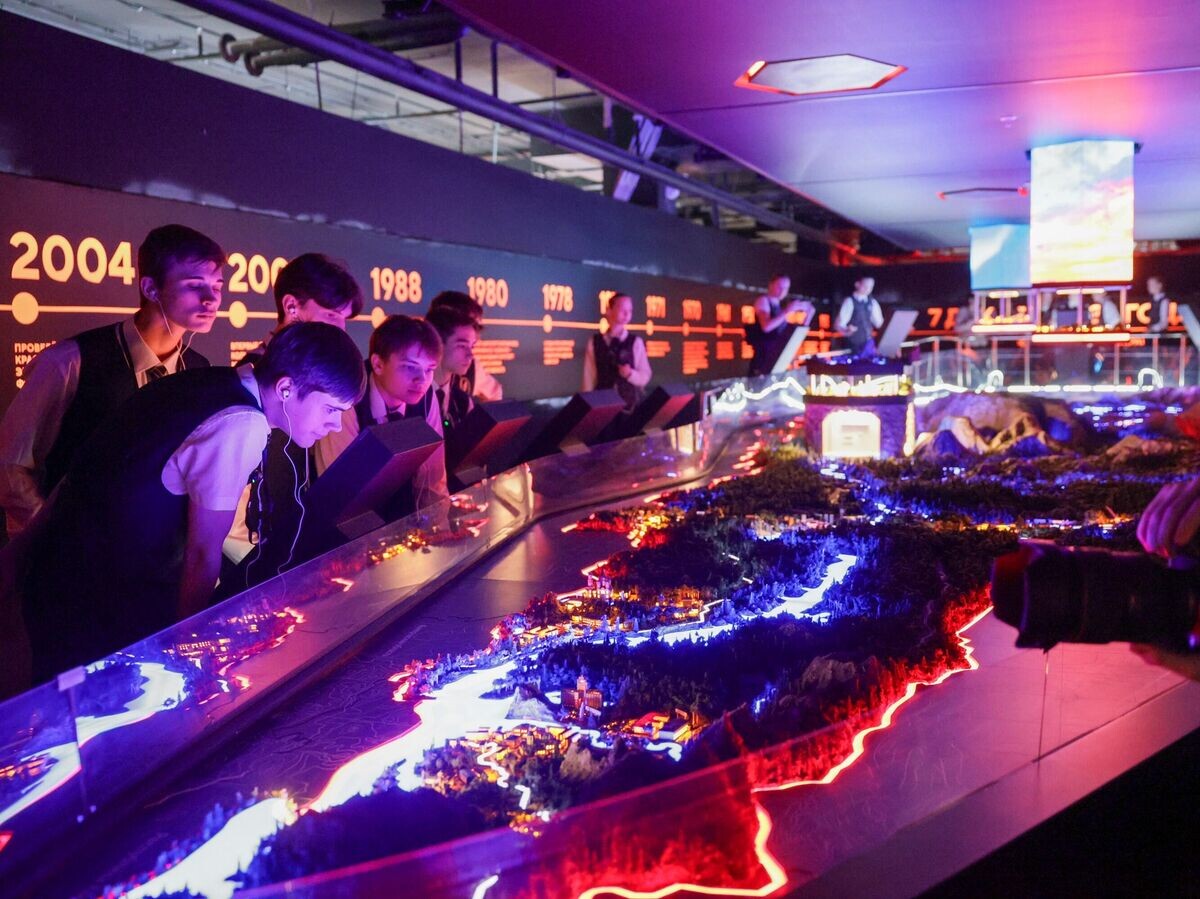    Первые экскурсии в филиале Национального центра "Россия" в Красноярске.15 декабря 2025 | © Фото : пресс-служба Национального центра "Россия"