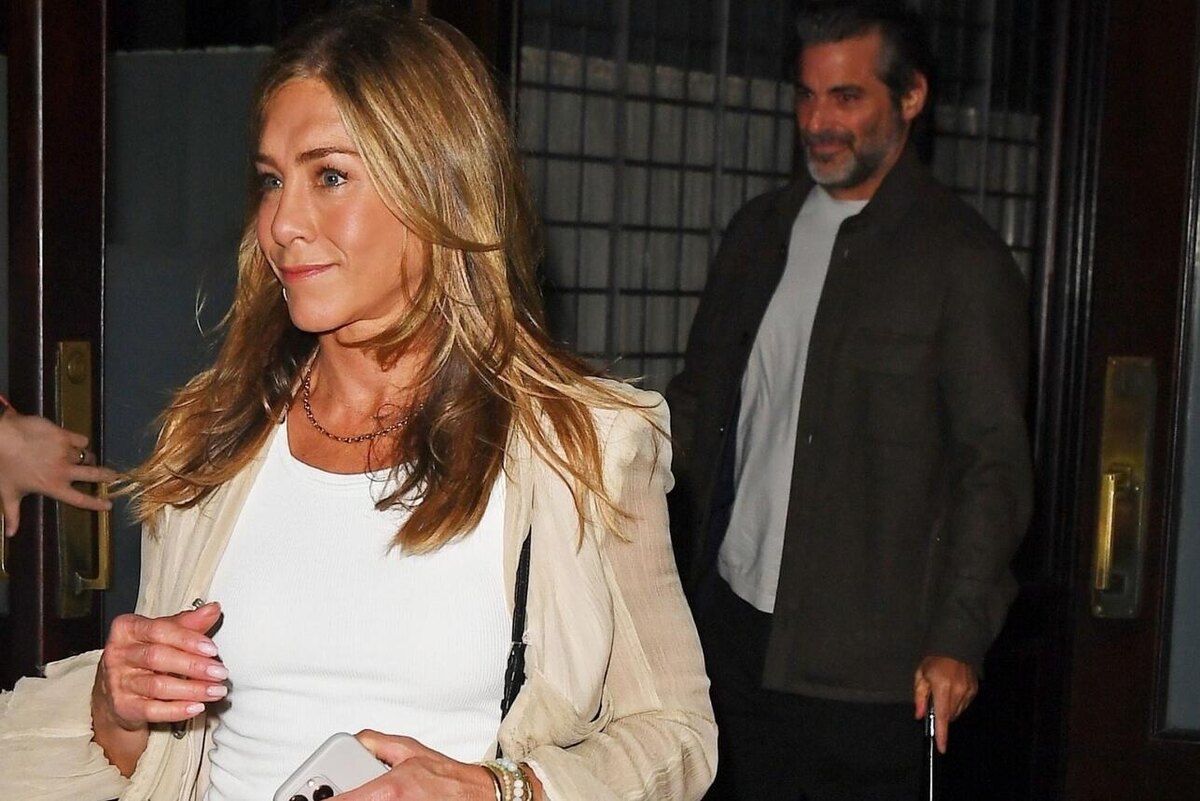    Ради Кертиса Энистон изменила свои рождественские планы LEGION-MEDIA