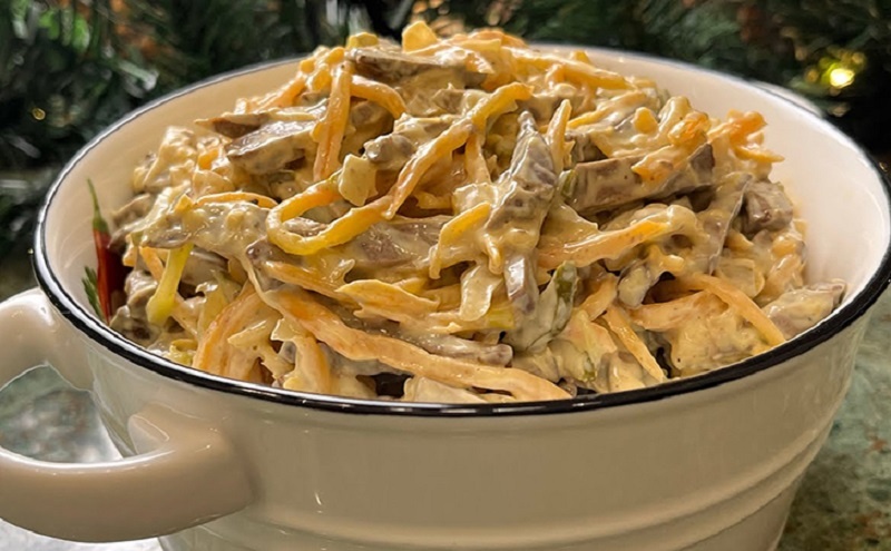 Деликатесный салат из печени с огурцами и луком: ваш новый фаворит на новогоднем столе