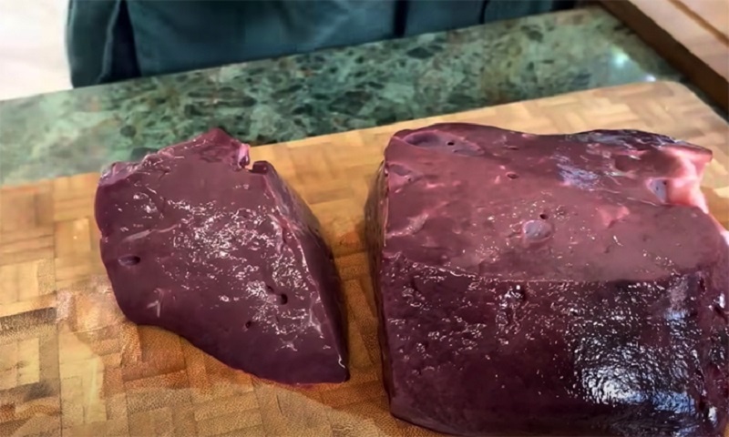 Деликатесный салат из печени с огурцами и луком: ваш новый фаворит на новогоднем столе