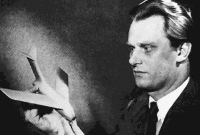 Конструктор самолета Ta 183, держит в руках модель