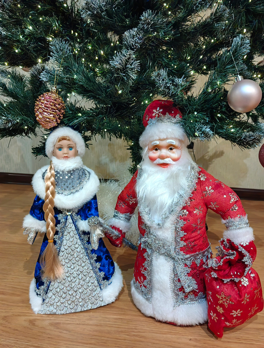 В этом году у нас наконец появилась снегурочка. Дедушка не будет больше один скучать под елкой