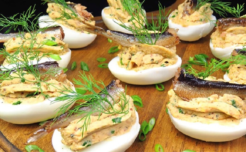 Необычная закуска из яиц и шпрот: праздничная классика с новым акцентом