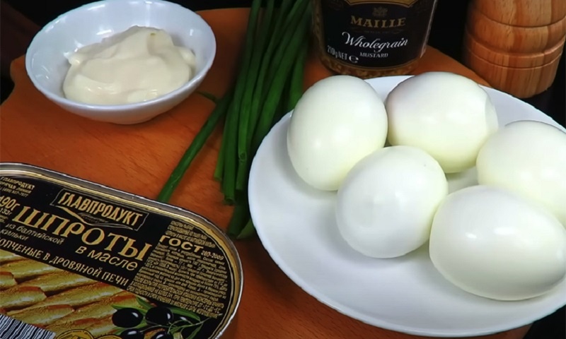 Необычная закуска из яиц и шпрот: праздничная классика с новым акцентом