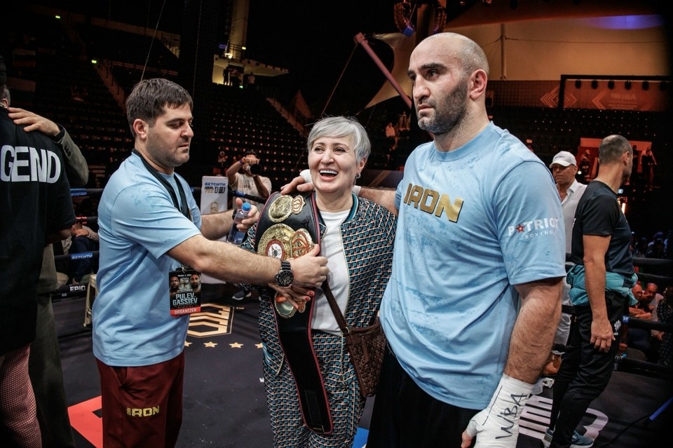    Мурат Гассиев забрал чемпионский пояс у предыдущего обладателя. Фото: Федерация бокса РСО-Алании