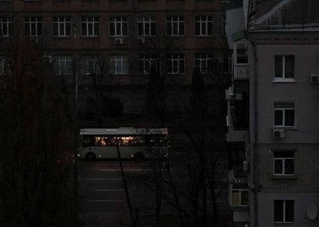    «В Киеве прогнозируют по 20—22 часа без света». WP констатирует, что Украина на грани полного отключения от электроснабжения