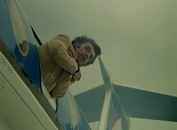 Вспоминается момент из классики советского кинематографа "Невероятные приключения итальянцев в России". "Мафиози" пусть и не специально, но пробил иллюминатор, пытаясь скрыть следы кражи паспорта. За эту аферу он поплатился и стал той самой "пробкой" для герметизации кабины самолёта