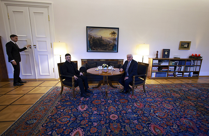    Президент Германии Франк-Вальтер Штайнмайер (справа) и президент Украины Владимир Зеленский (слева) на встрече во дворце Бельвью.CLEMENS BILAN/POOL/EPA/TASS