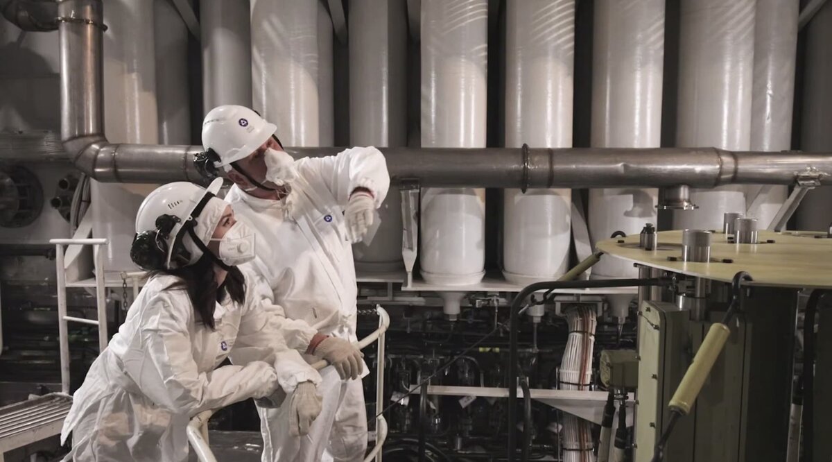   Алина Загитова на экскурсии по ПАТЭС «Академик Ломоносов»