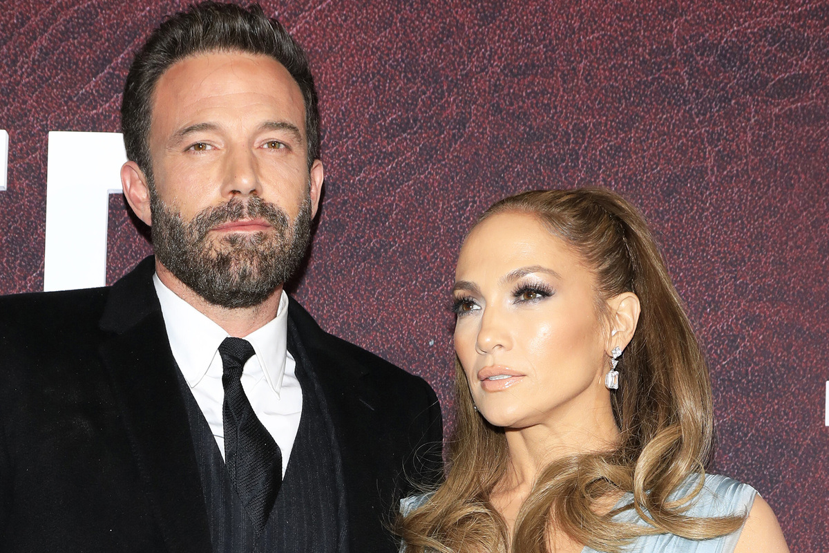     Неловкий момент: Дженнифер Лопес столкнулась с Беном Аффлеком на школьном мероприятии