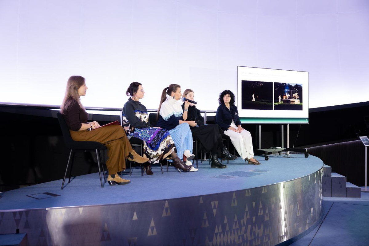 На фотографии слева направо: Полина Бондарева, Ольга Профатило, Анна Баринова, Галина Леонтьева и Мария Фильштинская.