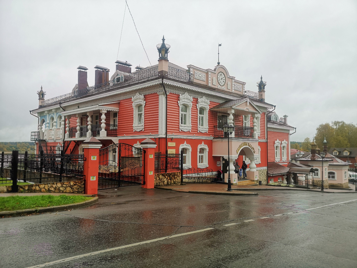 Здание музея настолько привлекательное, что невозможно проехать мимо.