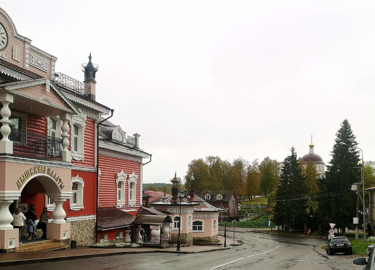 Вид на музей и центральную улицу города
