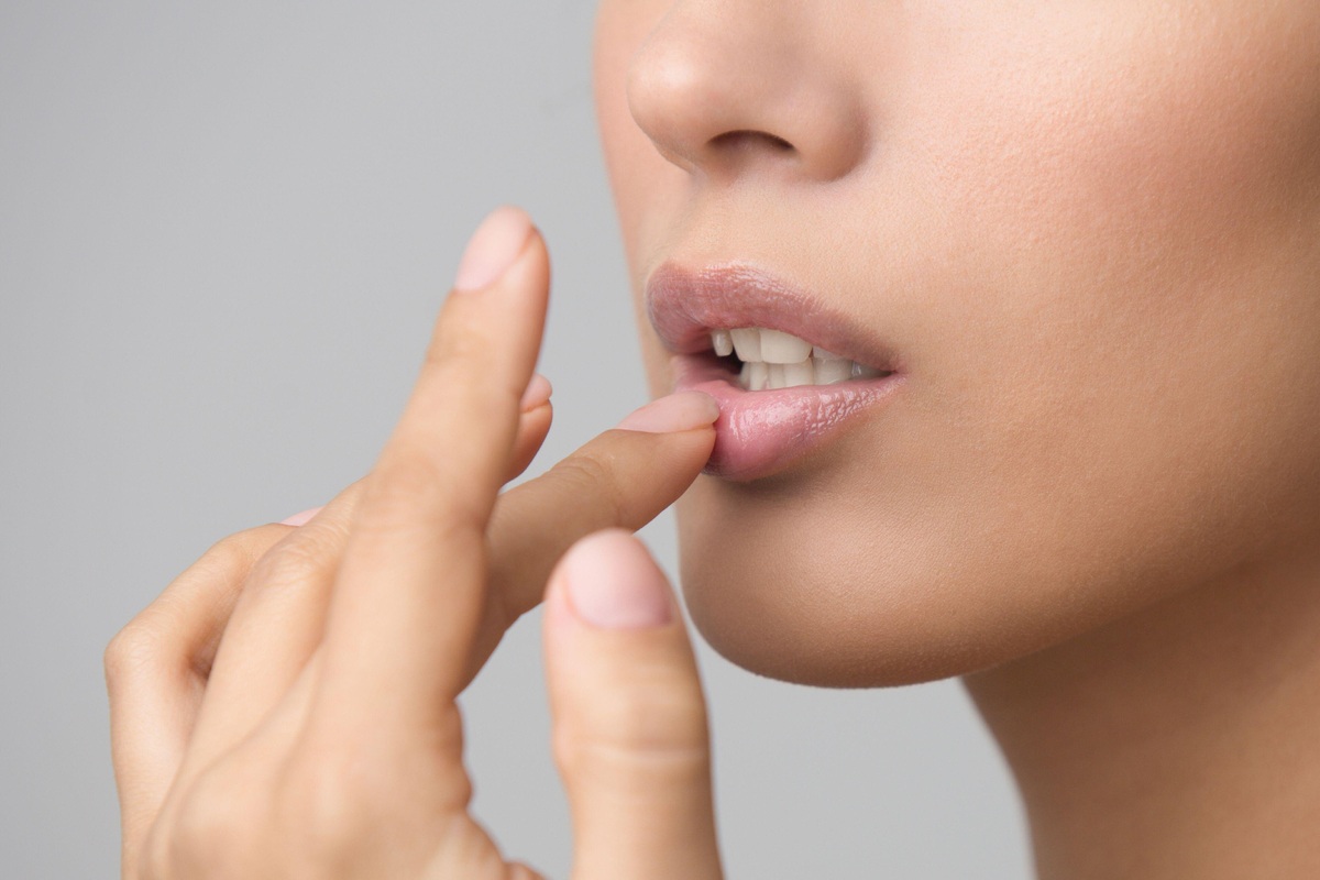     Что происходит с губами зимой и почему их ни в коем случае нельзя облизывать